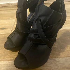 VERA WANG LAVENDER SATEEN BLACK PEEP TOE HEEL